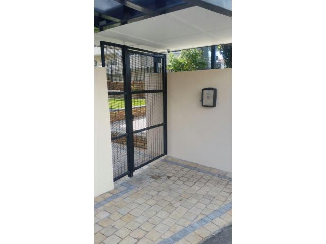 Tamboerskloof-Three Roomed Flat in Secure Block with Intercom Access & High Speed Fibre Optic