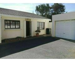 *BLOUBERGSTRAND: WALK TO BEACH FRONT. A Secure 2bed Townhouse, garage/parking,enclosed backyard.