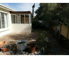 *BLOUBERGSTRAND: WALK TO BEACH FRONT. A Secure 2bed Townhouse, garage/parking,enclosed backyard.